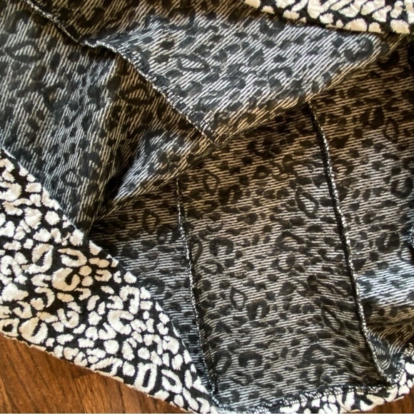 H&M Textured Long Sleeved Dress w/Pockets in Black & White Size Small (EUC) - Picture 9 of 16